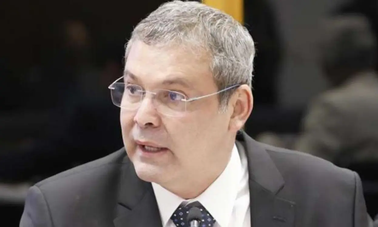 Lindbergh Farias Aciona Flávio Bolsonaro no STF por ‘Intervenção Estrangeira’; Senador Ironiza Denúncia