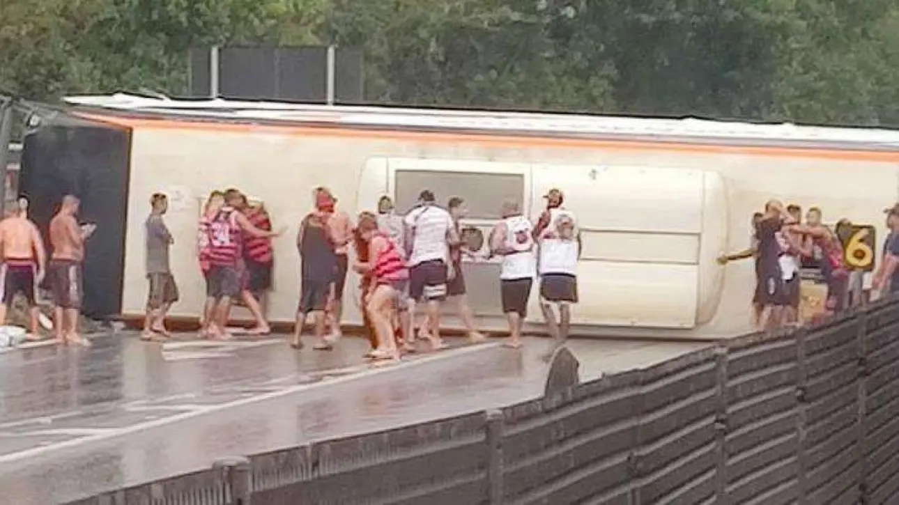 Acidente na Dutra: Ônibus com Torcidas do Flamengo Capota em Barra Mansa