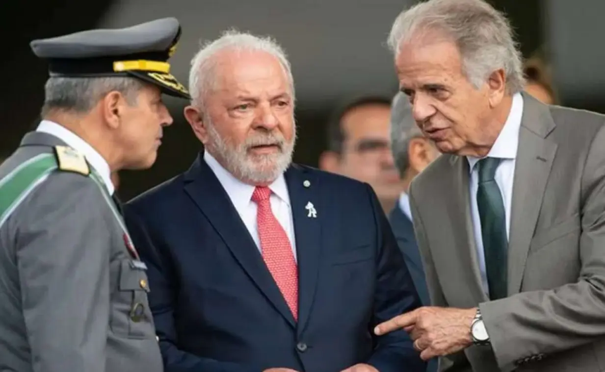 Exército Fora das Operações no Rio: Ministro Múcio Responde à Oposição