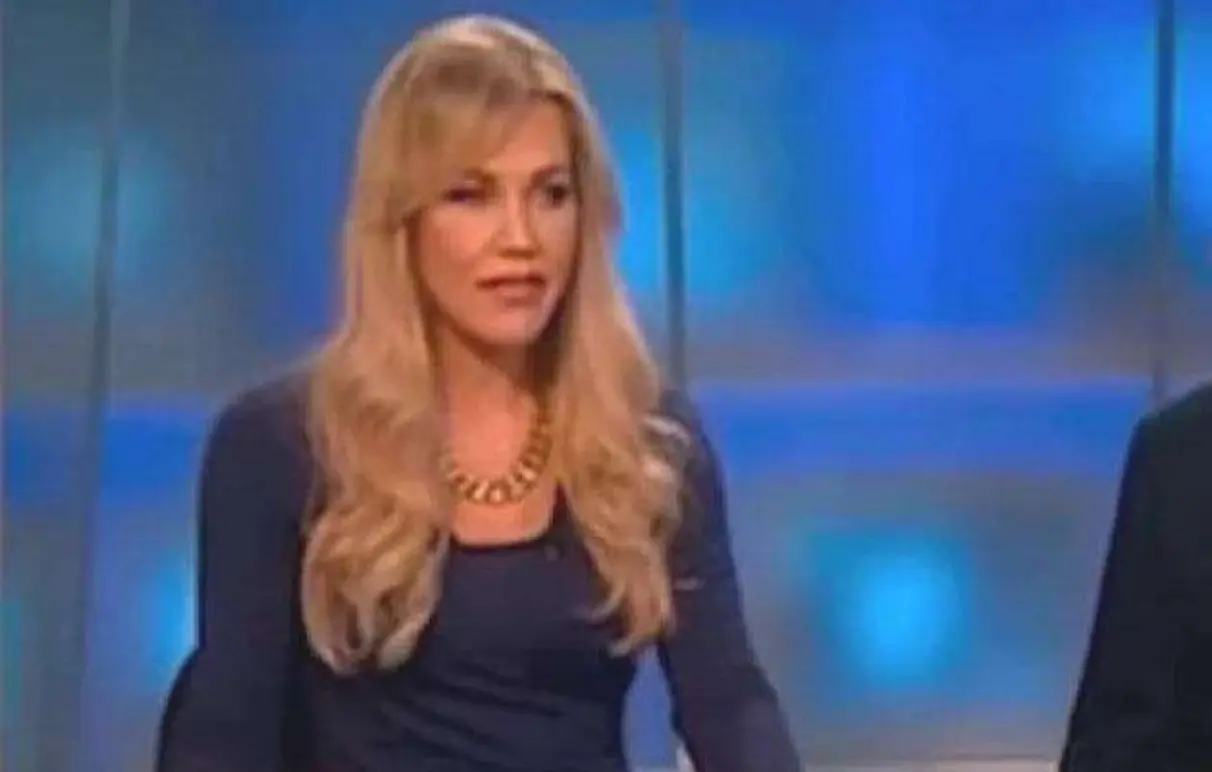 Jornalista Presa no Kansas: Angelynn Mock Mata a Própria Mãe a Facadas