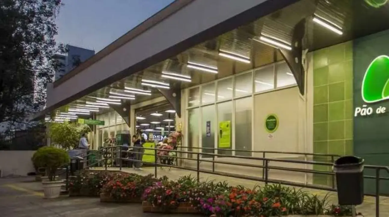 GPA em Corte Drástico: Demissões e Redução de R$ 800 Milhões Revelam ‘Estrutura Inchada’