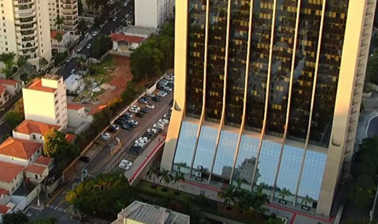 Gigante IBM Corta Milhares de Vagas em Reestruturação Global Focada em IA