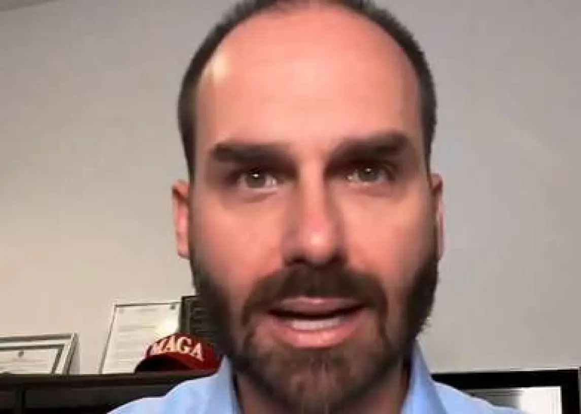 Eduardo Bolsonaro Dispara: Governador do Mato Grosso é um “Político Bosta”, diz deputado em reação a críticas