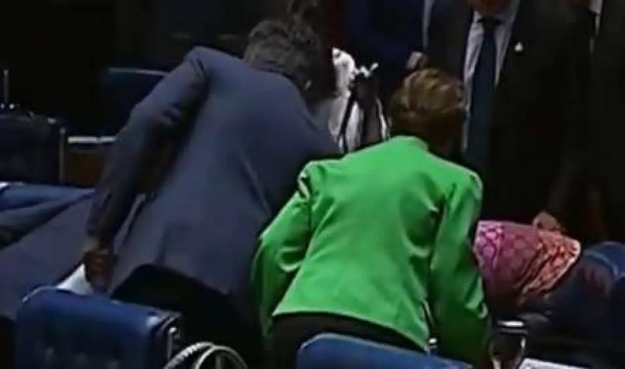 Incidente no Plenário: Senadora Teresa Leitão (PT-PE) sofre queda e suspende sessão do Senado
