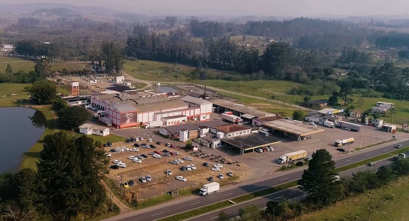Frigorífico faz demissão em massa e operários protestam em busca de verbas rescisórias