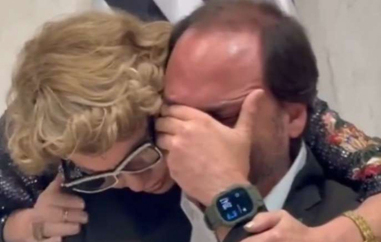 Carlos não consegue conter as lágrimas (veja o vídeo)