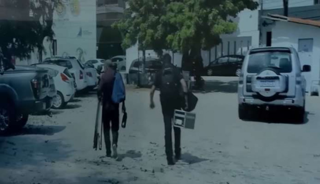 Equipe de TV é agredida ao vivo durante reportagem (Veja o vídeo)