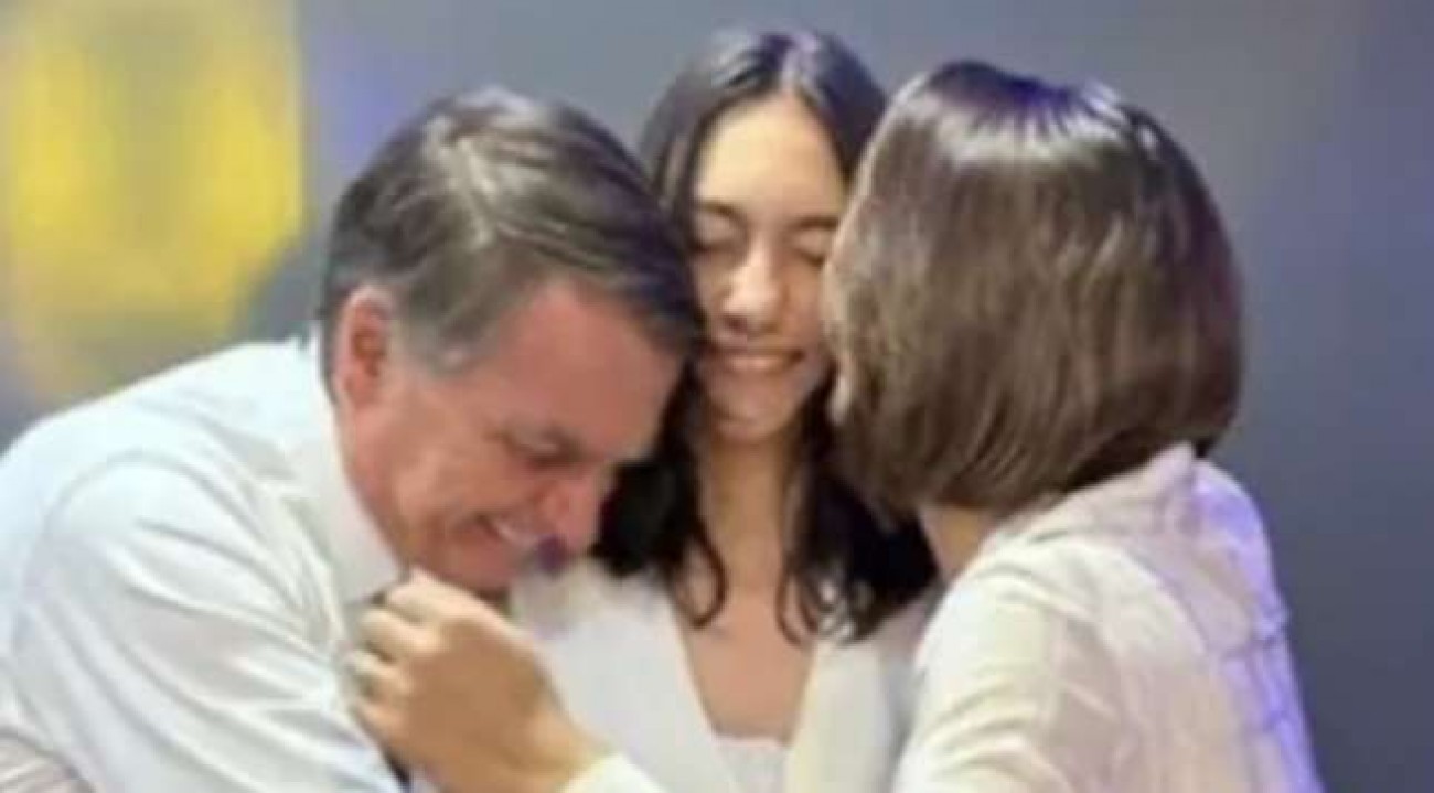 Michelle e Laura visitam Bolsonaro e anunciam melhora na saúde