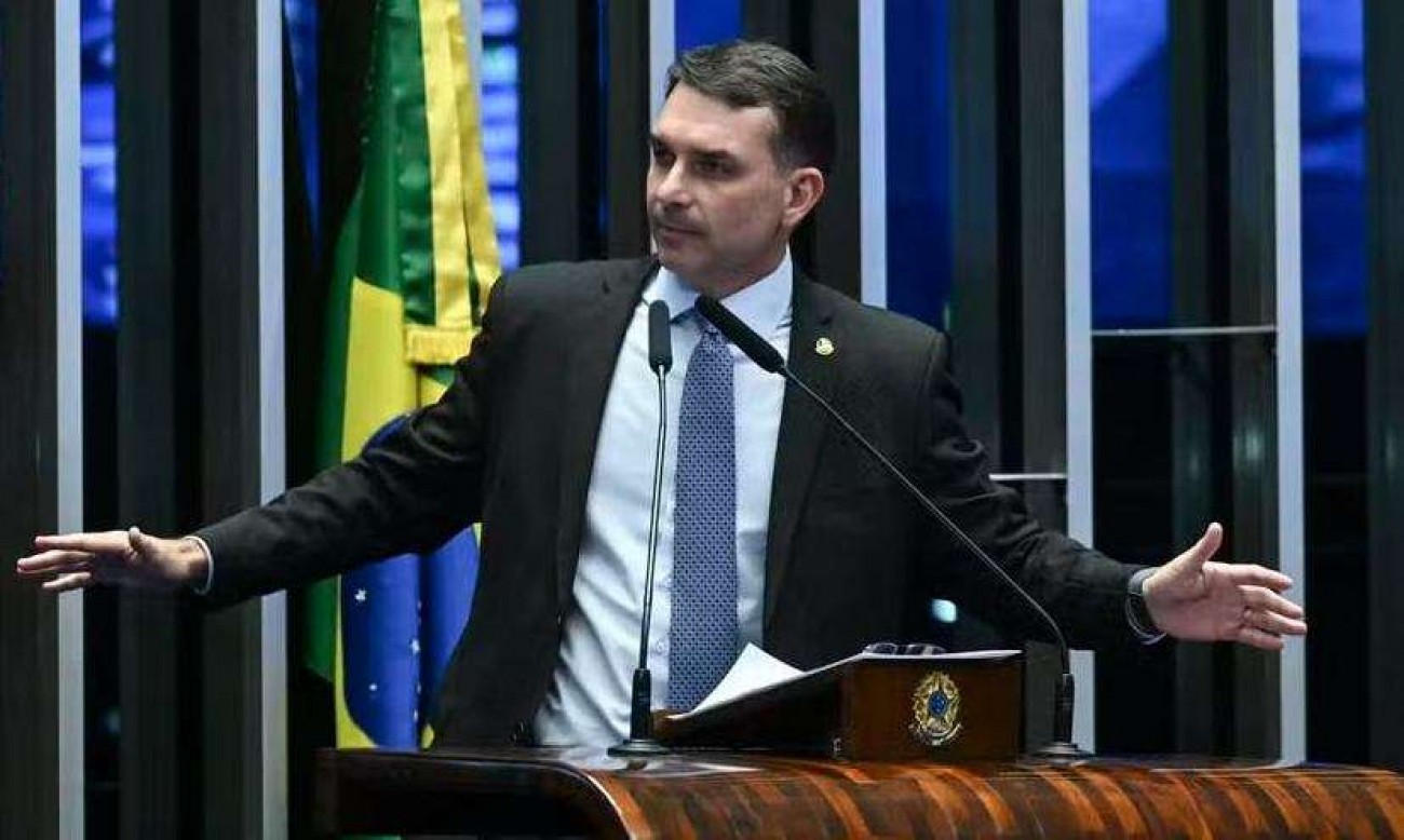 Flávio Bolsonaro vai ao evento do BTG, recebe aplausos e compara Lula a um carro velho