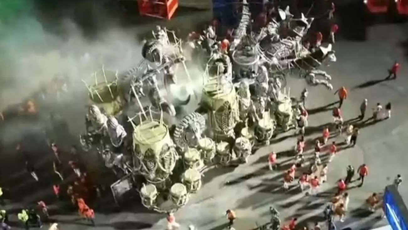 Carro alegórico no Carnaval do Rio atropela vítima, que fica com fratura exposta nas pernas