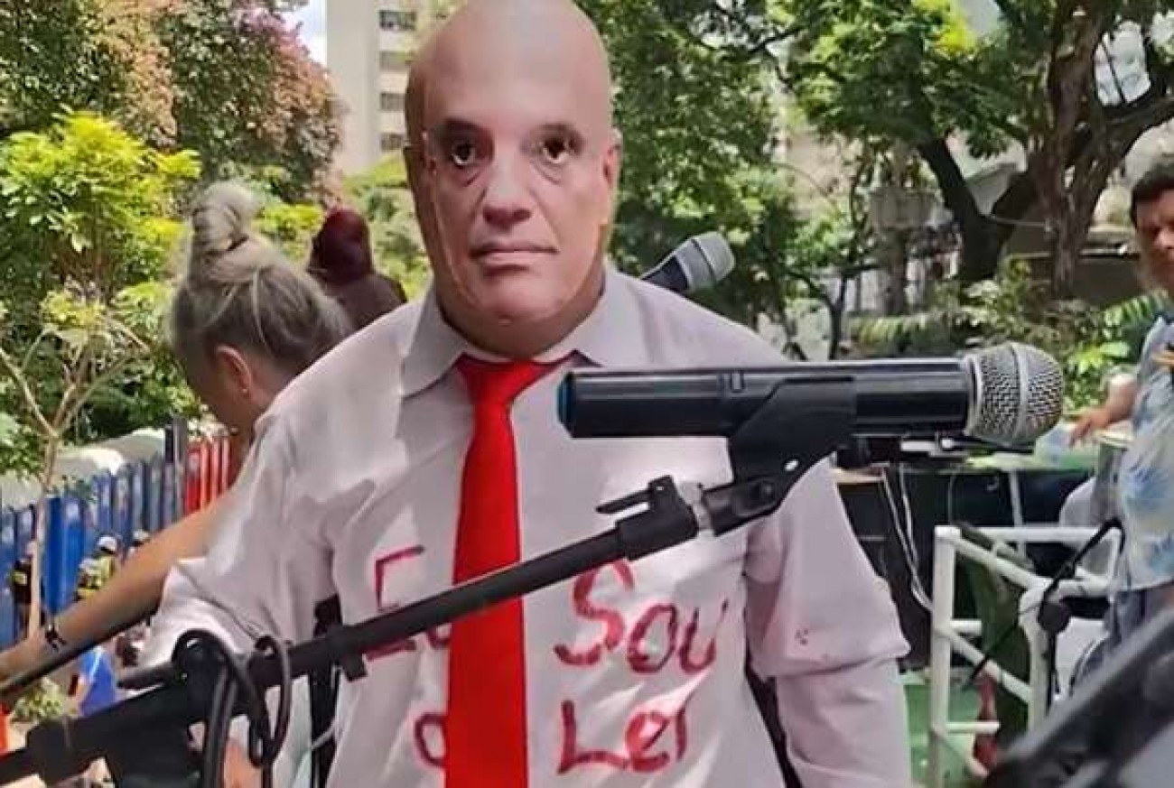 MORAES É ALVO DOS FOLIÕES NO CARNAVAL DE BH (VEJA O VÍDEO)