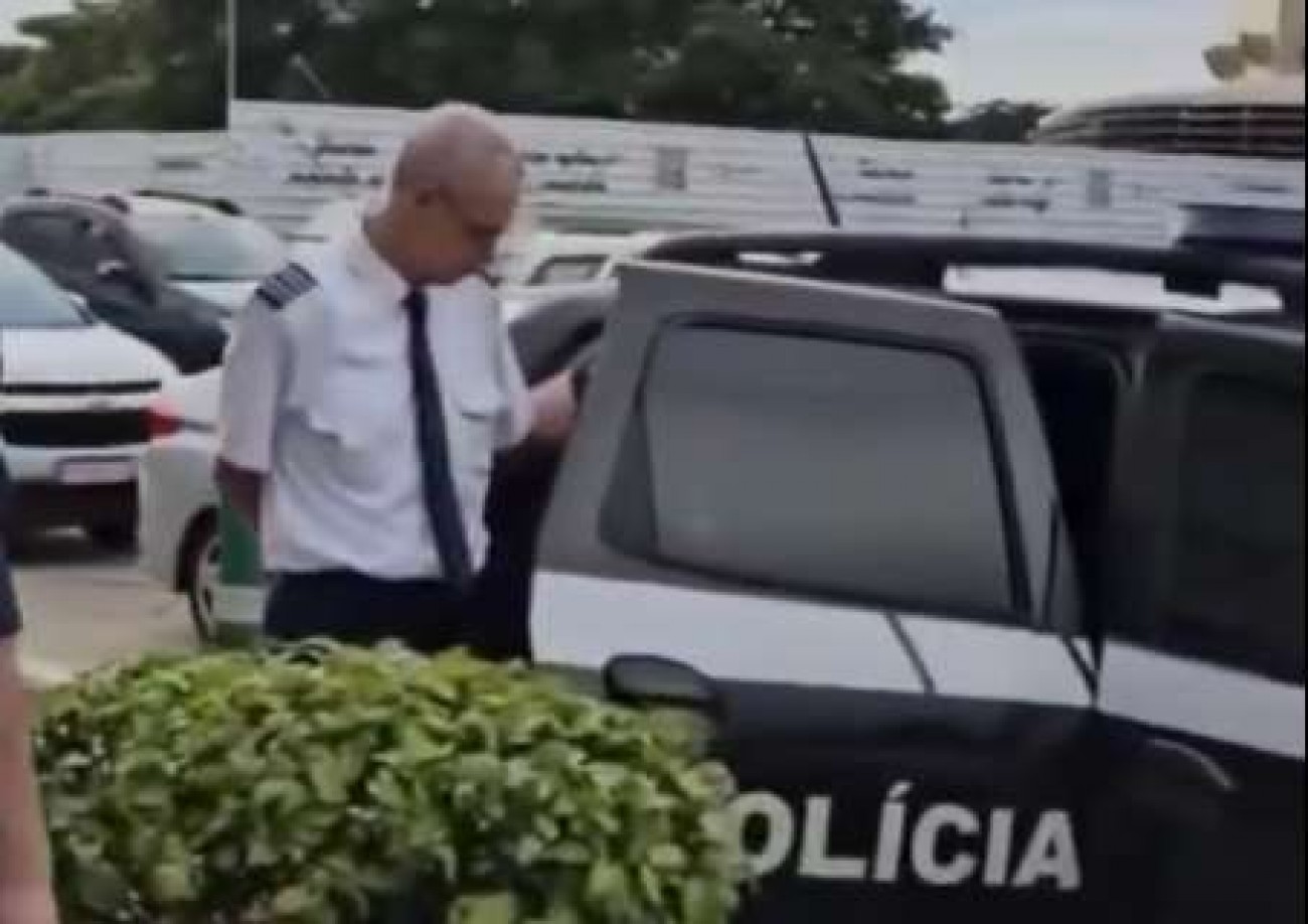 Piloto da Latam é preso pela PC dentro do avião por crime repugnante de exploração sexual infantil