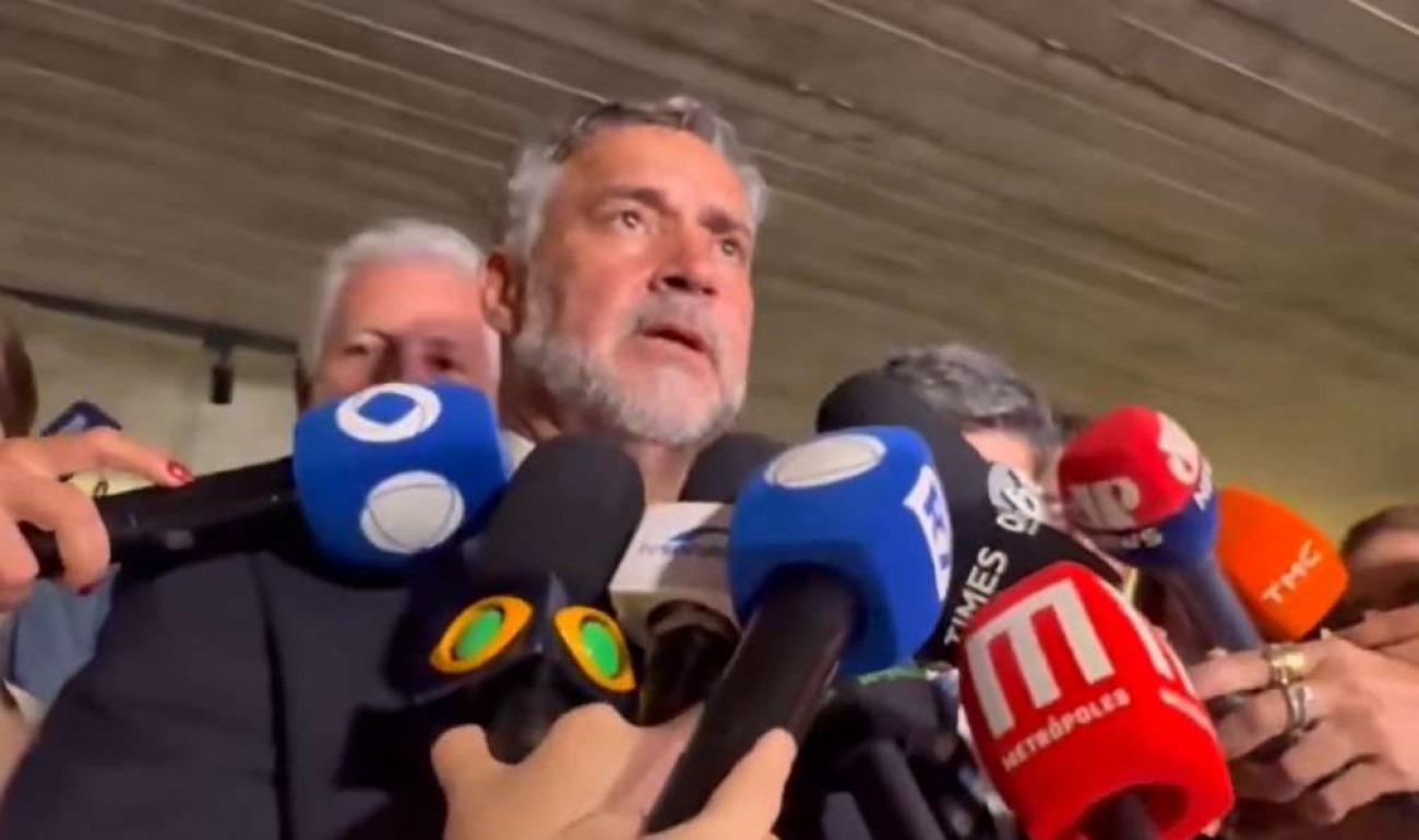Ministro petista Paulo Pimenta fica sem resposta ao ser questionado sobre sigilo de Lulinha