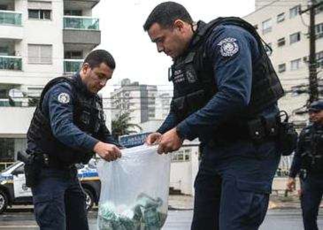 PF recupera R$ 429 mil jogados de mala pelo 30º andar de prédio em Camboriú