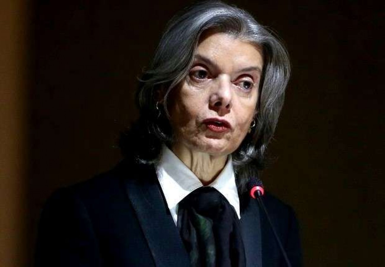 Carmen Lúcia mente em plena reunião com os demais ministros