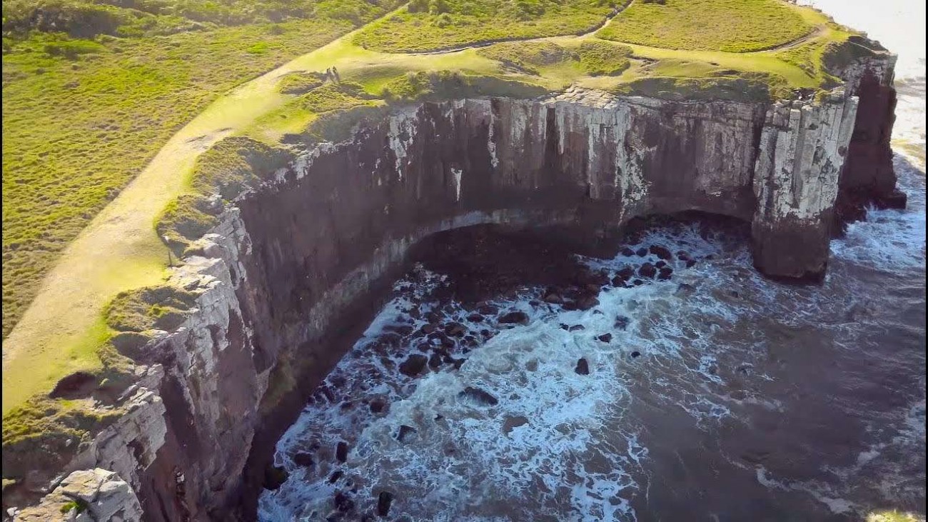 Homem de 33 anos cai e desaparece no mar ao fotografar ponto perigoso na Praia da Guarita, em Torres (RS)