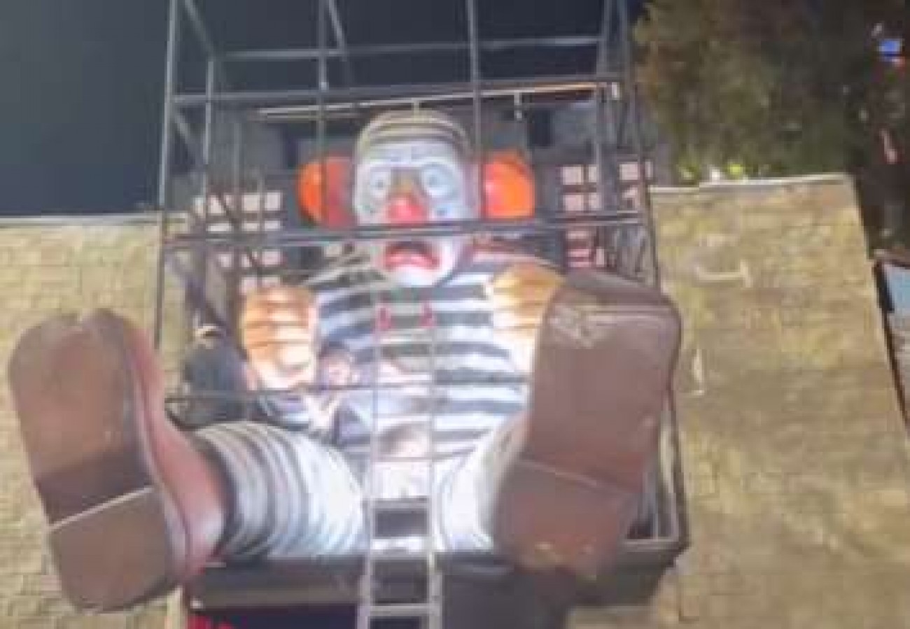 Imagens do bizarro desfile em homenagem a Lula que ofende Bolsonaro