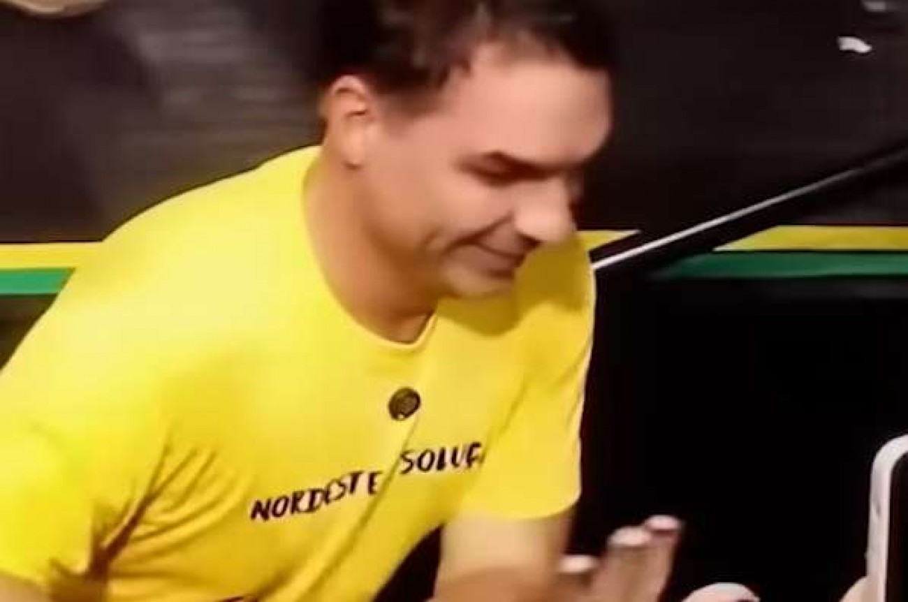 Flávio Bolsonaro desembarca no Nordeste com camiseta provocativa e recado sobre o futuro do Brasil