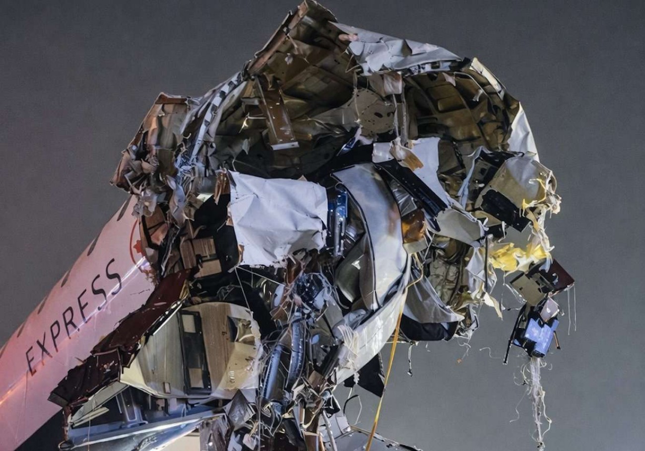 Colisão fatal em aeroporto de Nova York: carro de bombeiros atinge avião e mata piloto e copiloto