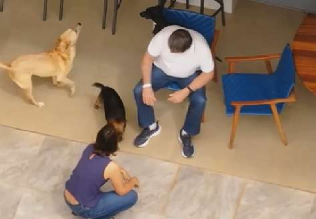 Drone flagra primeiras imagens de Bolsonaro em prisão domiciliar imposta por Moraes