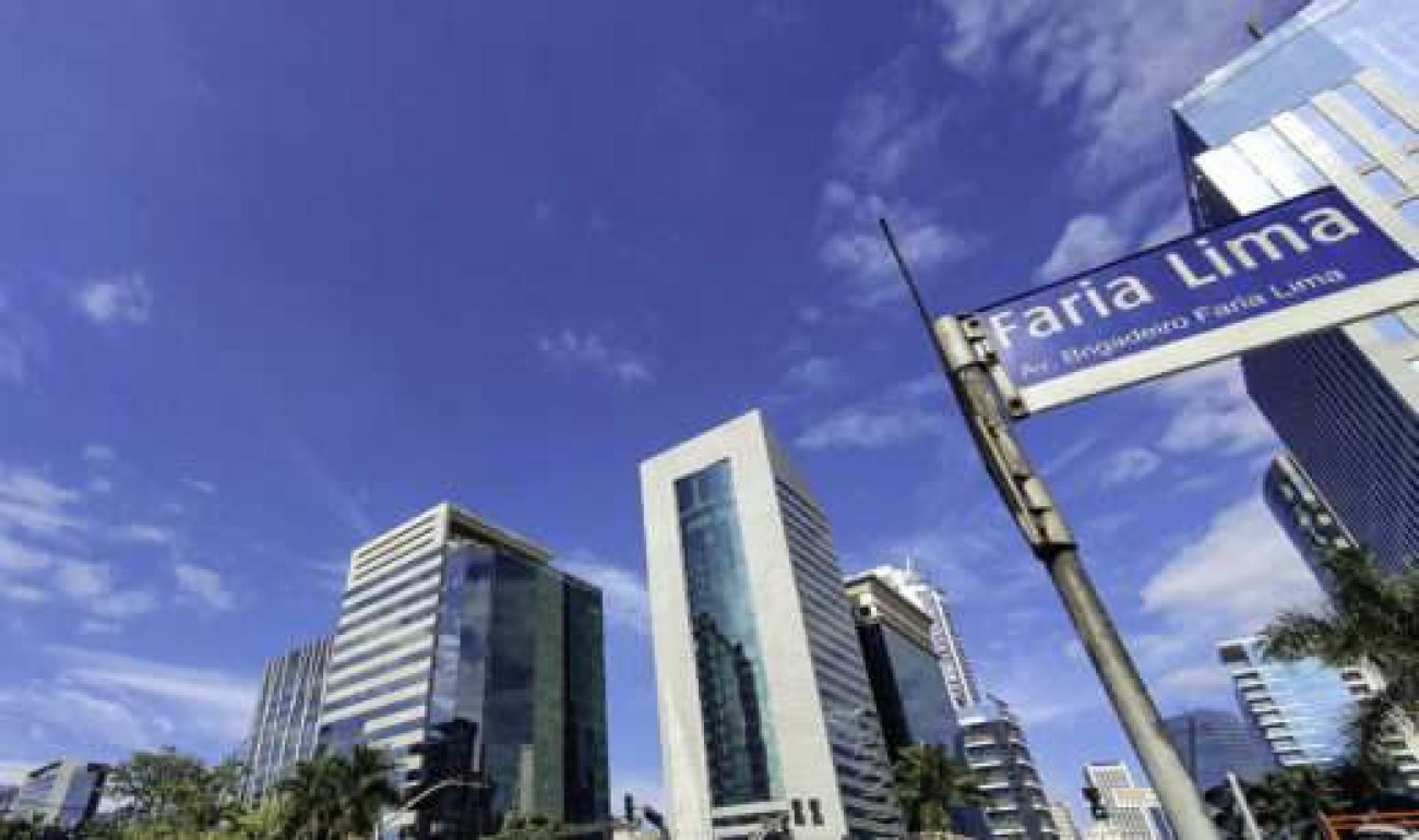 O verdadeiro poder do país age nos bastidores: bancos mandam, mídia obedece