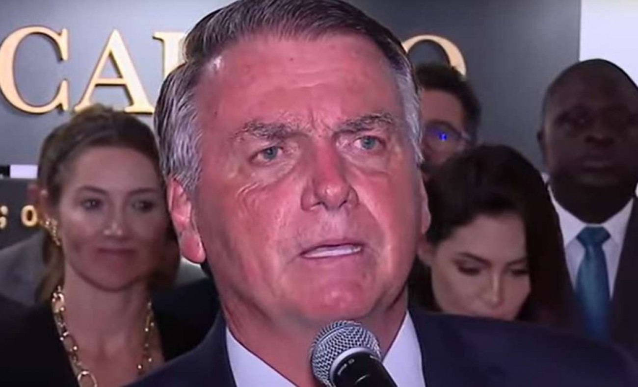 Vida de Bolsonaro foi salva “por questão de uma ou duas horas”, revela Carlos Bolsonaro