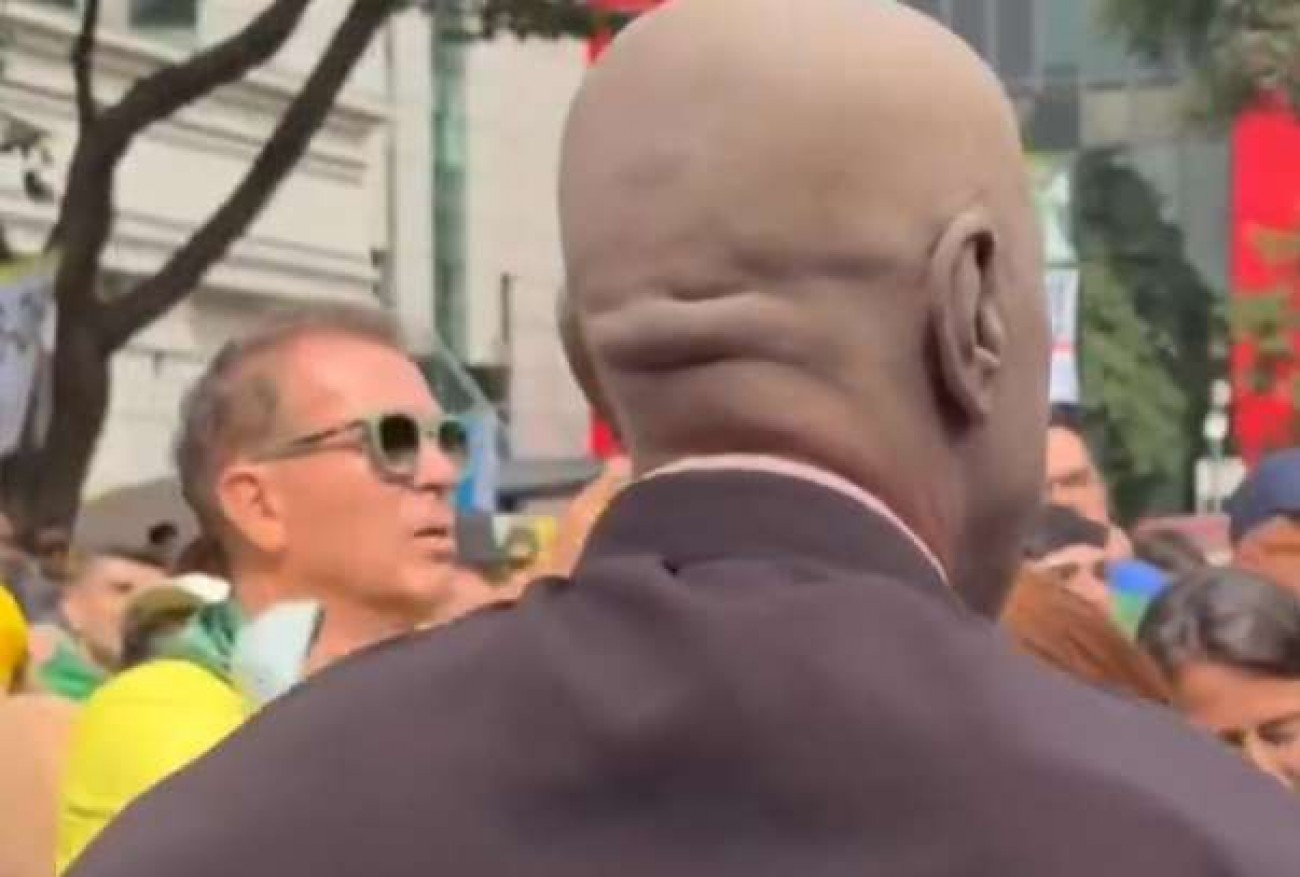 Usando fralda e tampa de privada, sósia de Moraes aparece na Avenida Paulista. Veja o vídeo!