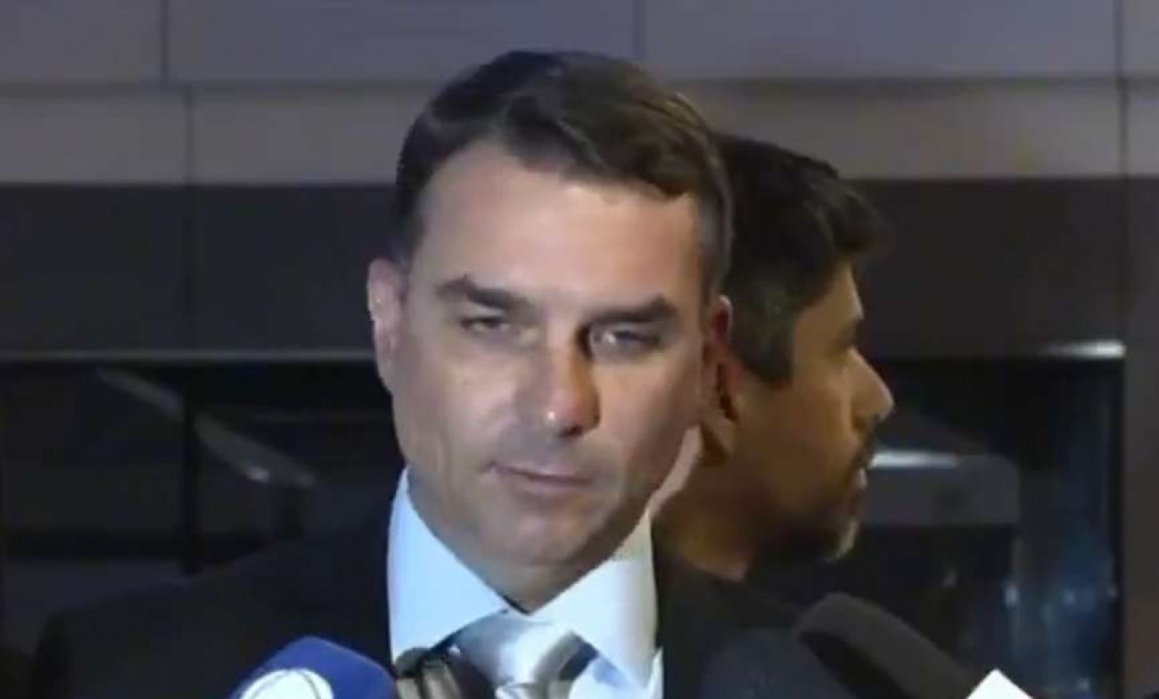 Flávio Bolsonaro se reúne com Moraes para pedir prisão domiciliar de Jair Bolsonaro antes que o pior aconteça