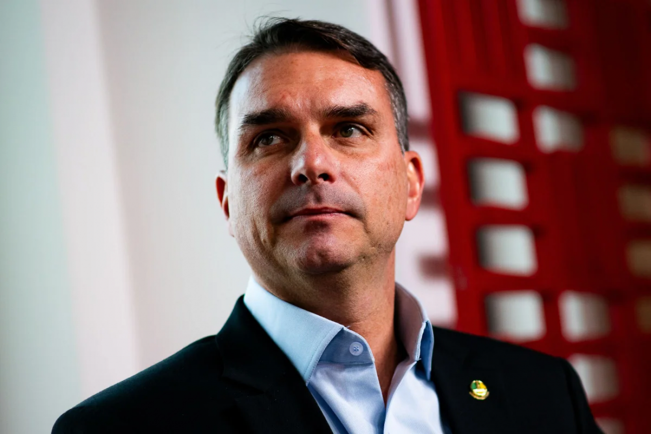 Flávio Bolsonaro registra boletim de ocorrência após ameaça de morte nas redes sociais