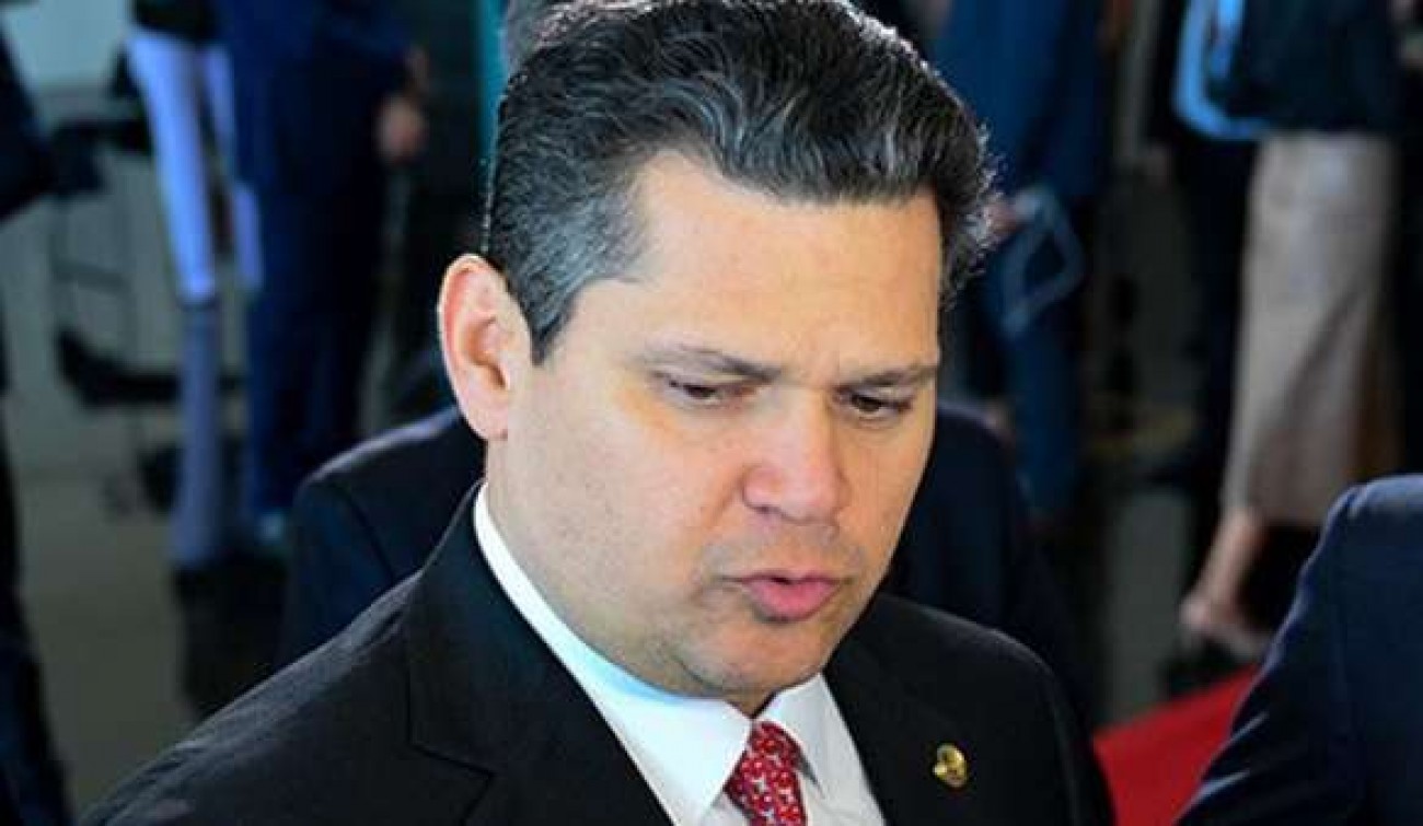 Alcolumbre volta a ameaçar STF com impeachment após decisão de Mendonça sobre CPMI