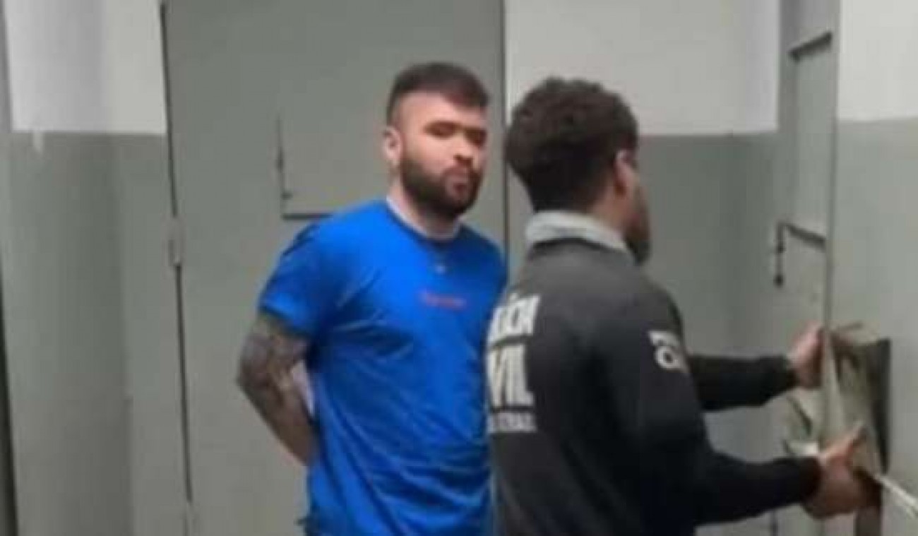 Humorista esquerdista é detido e colocado em cela após confronto com cristãos em frente a teatro