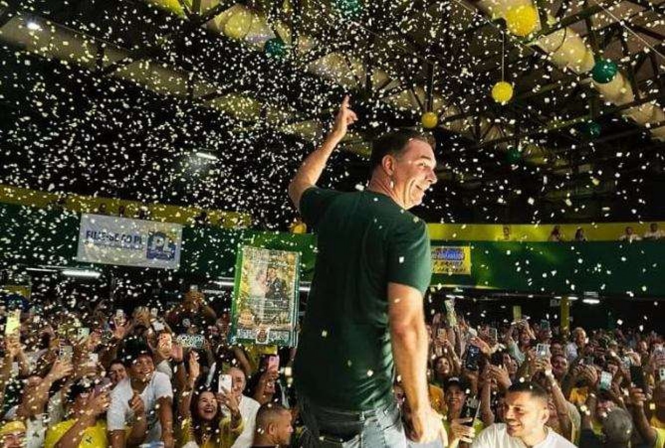 Flávio Bolsonaro constrói estrutura de palanques três vezes maior que a do pai em 2022