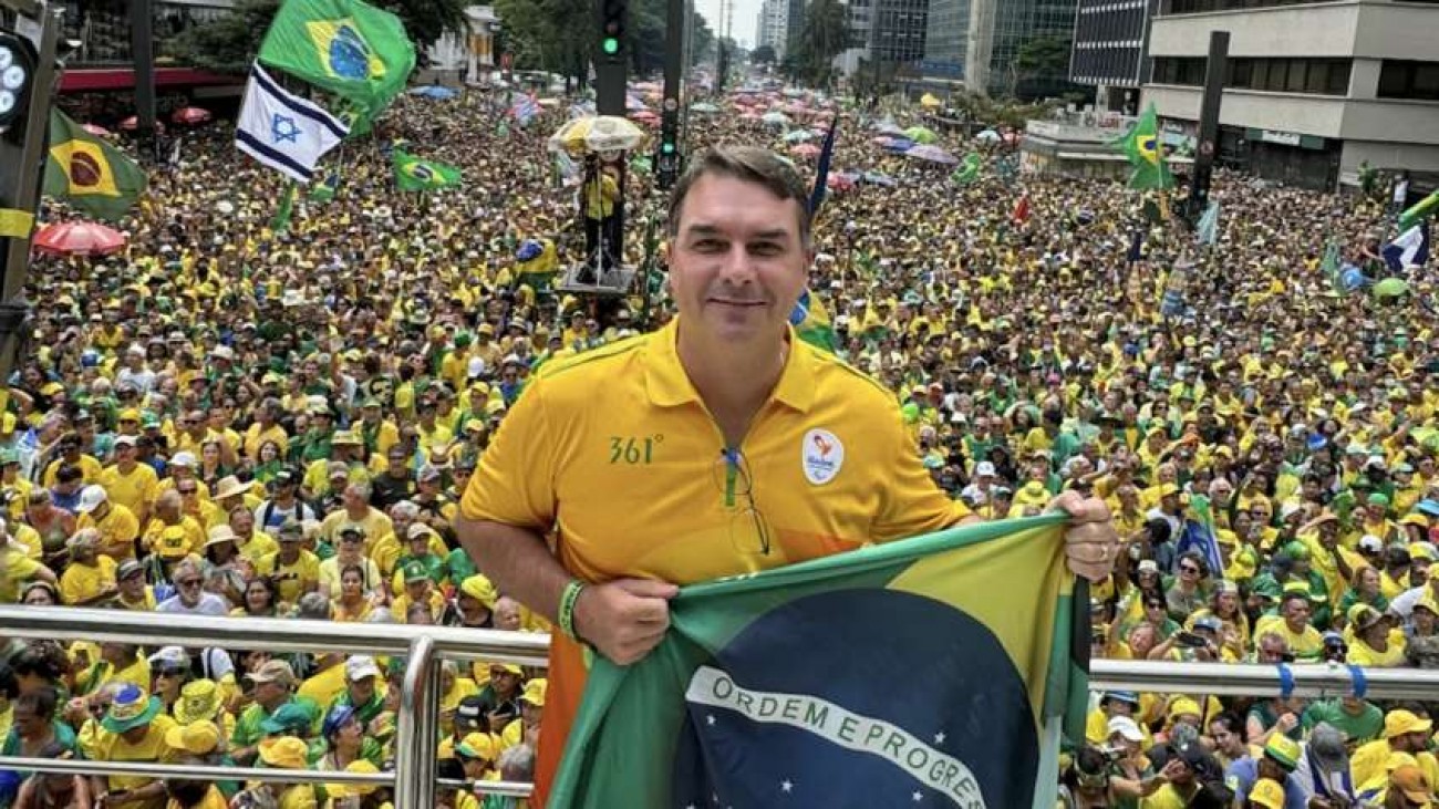 Surgem as primeiras camisetas em apoio a Flávio Bolsonaro para 2026