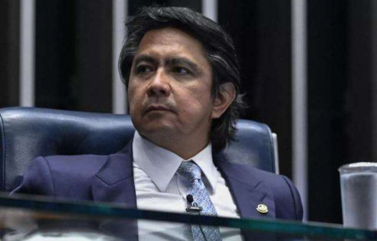 Senador do Podemos desacata PMs, tenta fuga e quase atropela policial após ser flagrado em Land Rover sem placas e com CNH vencida