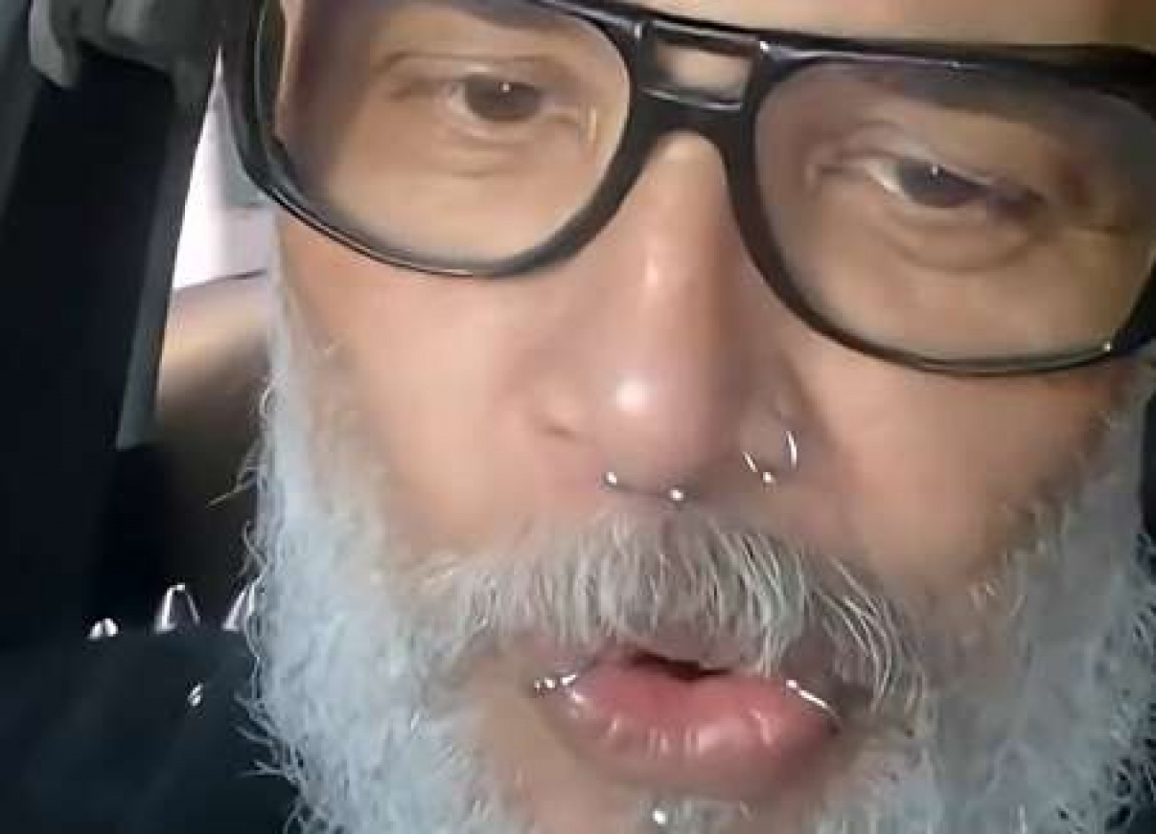 Cantor que ‘fez o L’ e foi preso em aeroporto com drogas ironiza: ‘Graças à bendita Lei Ruaneta fui liberado impune’