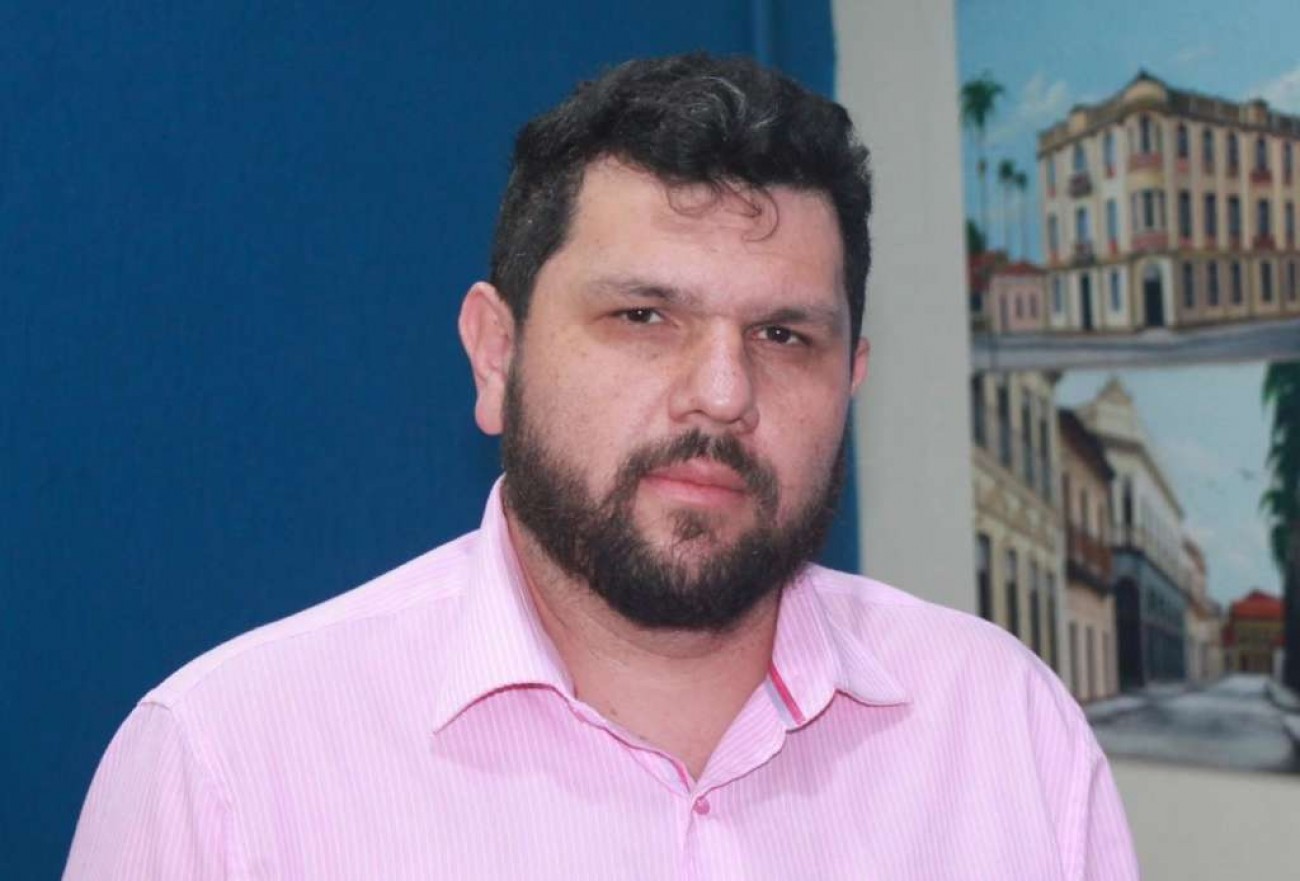 Jornalista perseguido por Moraes prepara candidatura a deputado federal e planeja retorno ao Brasil