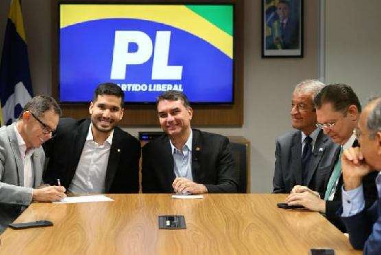 PL ultrapassa 100 deputados na onda de Flávio Bolsonaro enquanto PT estagnou no governo