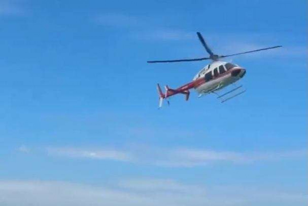Helicóptero faz pouso forçado em praia lotada do Rio de Janeiro e três pessoas são resgatadas com vida