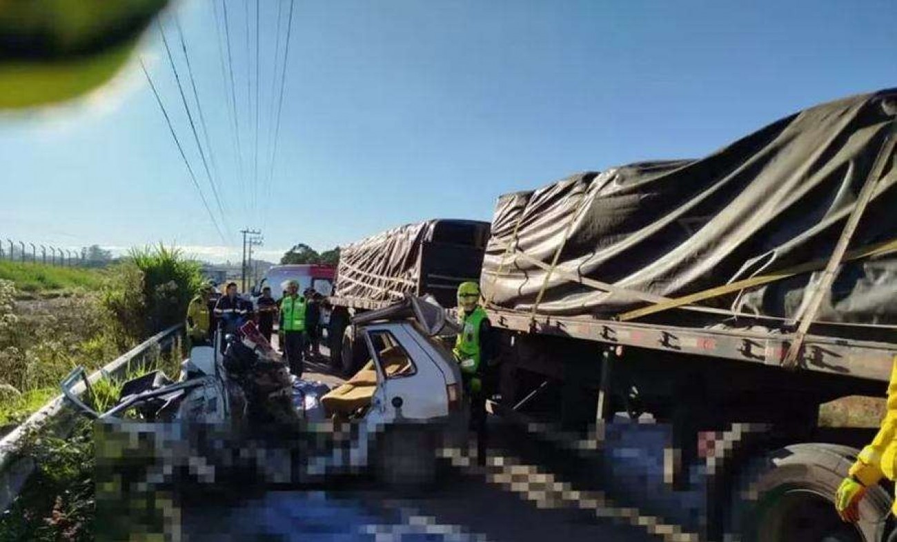 Colisão frontal entre carro e caminhão mata 5 pessoas em rodovia de Santa Catarina