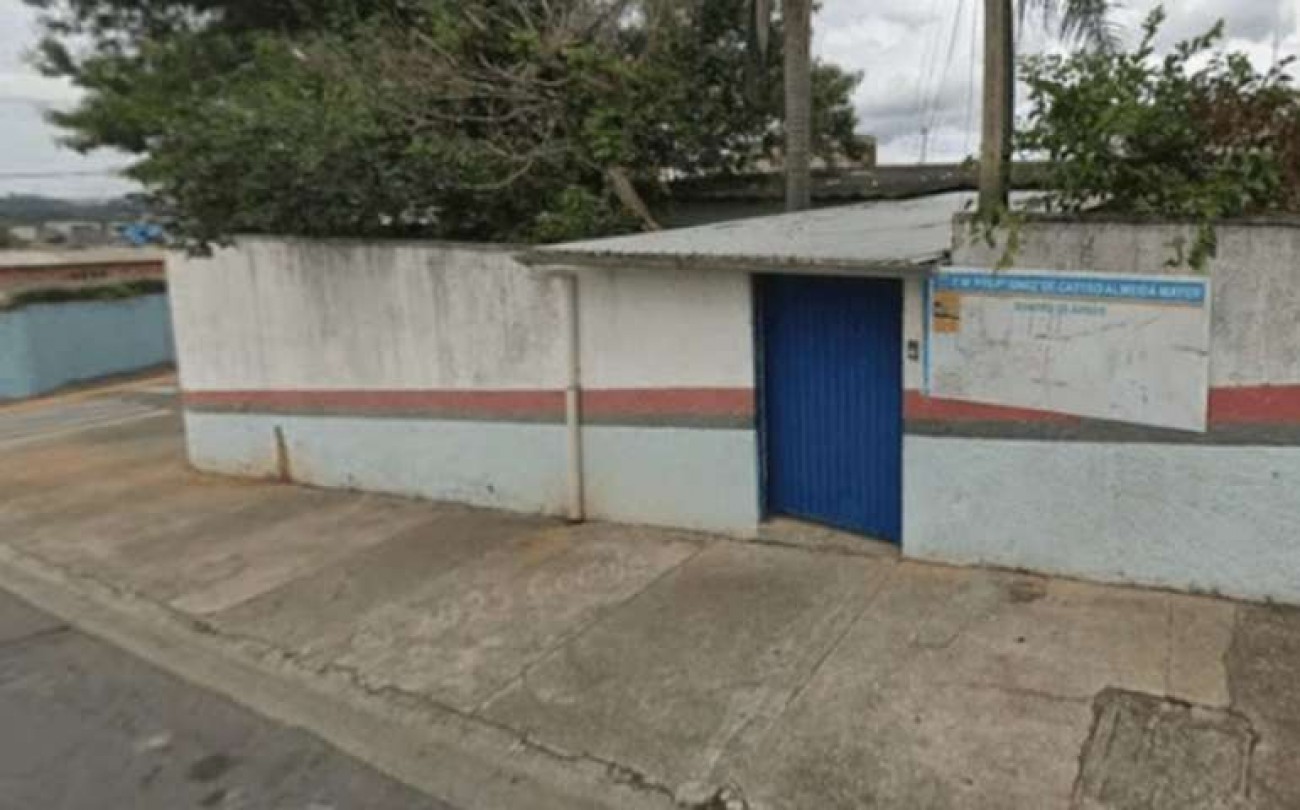 Ex-aluno invade escola com facão, ataca professora e é contido por segurança antes da chegada da polícia