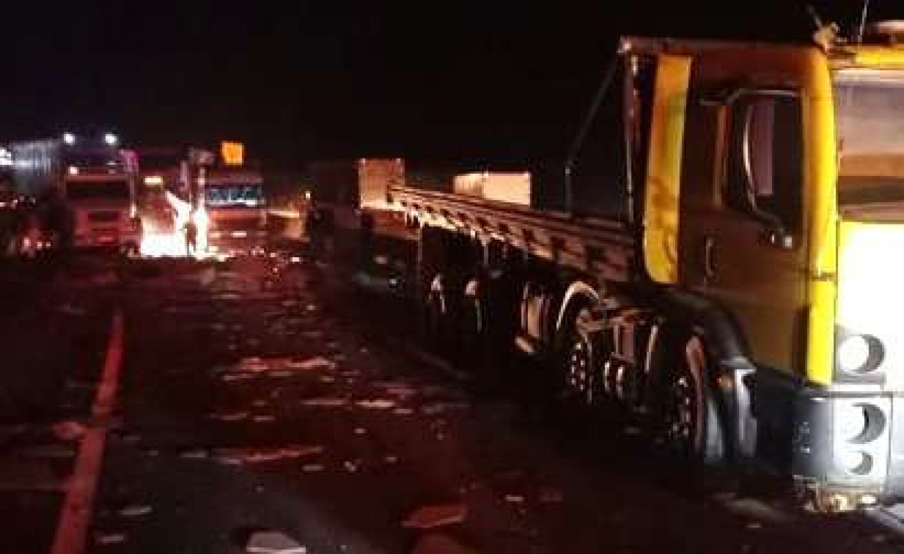 Caminhão-tanque explode na Via Dutra, destrói veículos e deixa dois mortos e quatro feridos (Veja o vídeo!)
