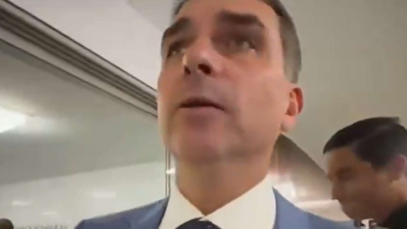 Flávio Bolsonaro reage com força após Moraes abrir investigação por suposta calúnia a Lula