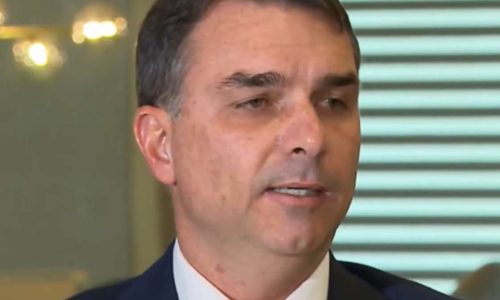 Flávio Bolsonaro adota estratégia eleitoral focada no eleitorado sem viés ideológico