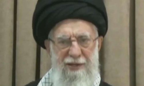 Irã define novo líder supremo, mas mantém identidade em sigilo após morte de Khamenei