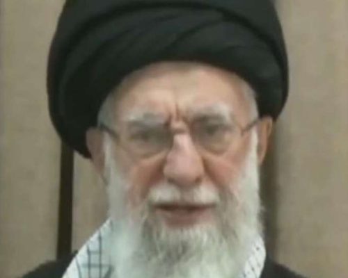 Irã define novo líder supremo, mas mantém identidade em sigilo após morte de Khamenei