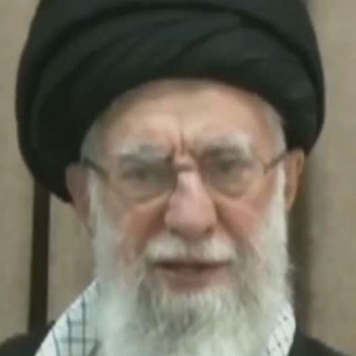 Irã define novo líder supremo, mas mantém identidade em sigilo após morte de Khamenei