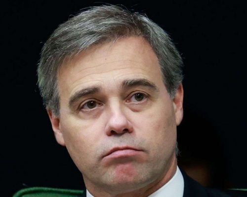 André Mendonça tem a decisão sobre tornozeleira e passaporte de Lula