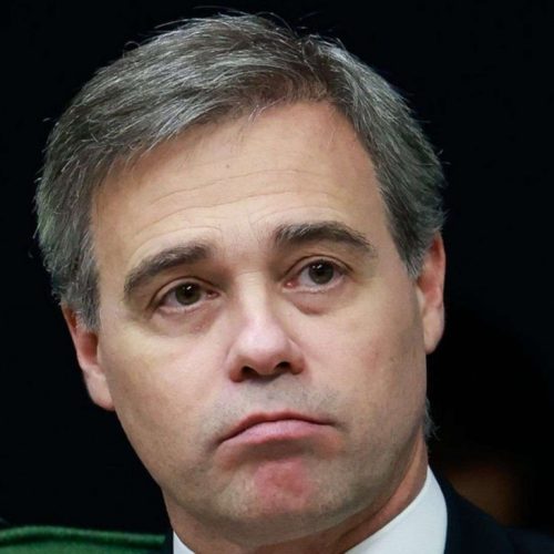 André Mendonça tem a decisão sobre tornozeleira e passaporte de Lula