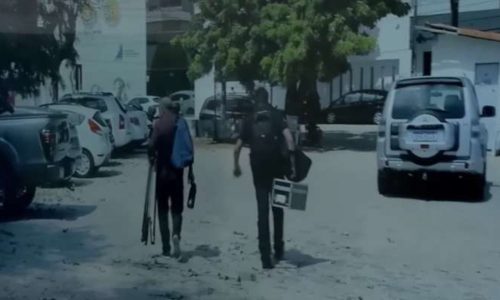 Equipe de TV é agredida ao vivo durante reportagem (Veja o vídeo)