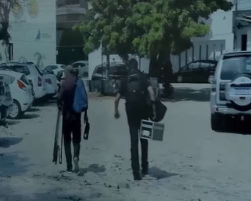 Equipe de TV é agredida ao vivo durante reportagem (Veja o vídeo)